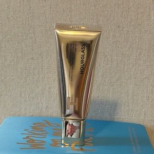 Hourglass Illusion Skin Tint in Shiny Silver